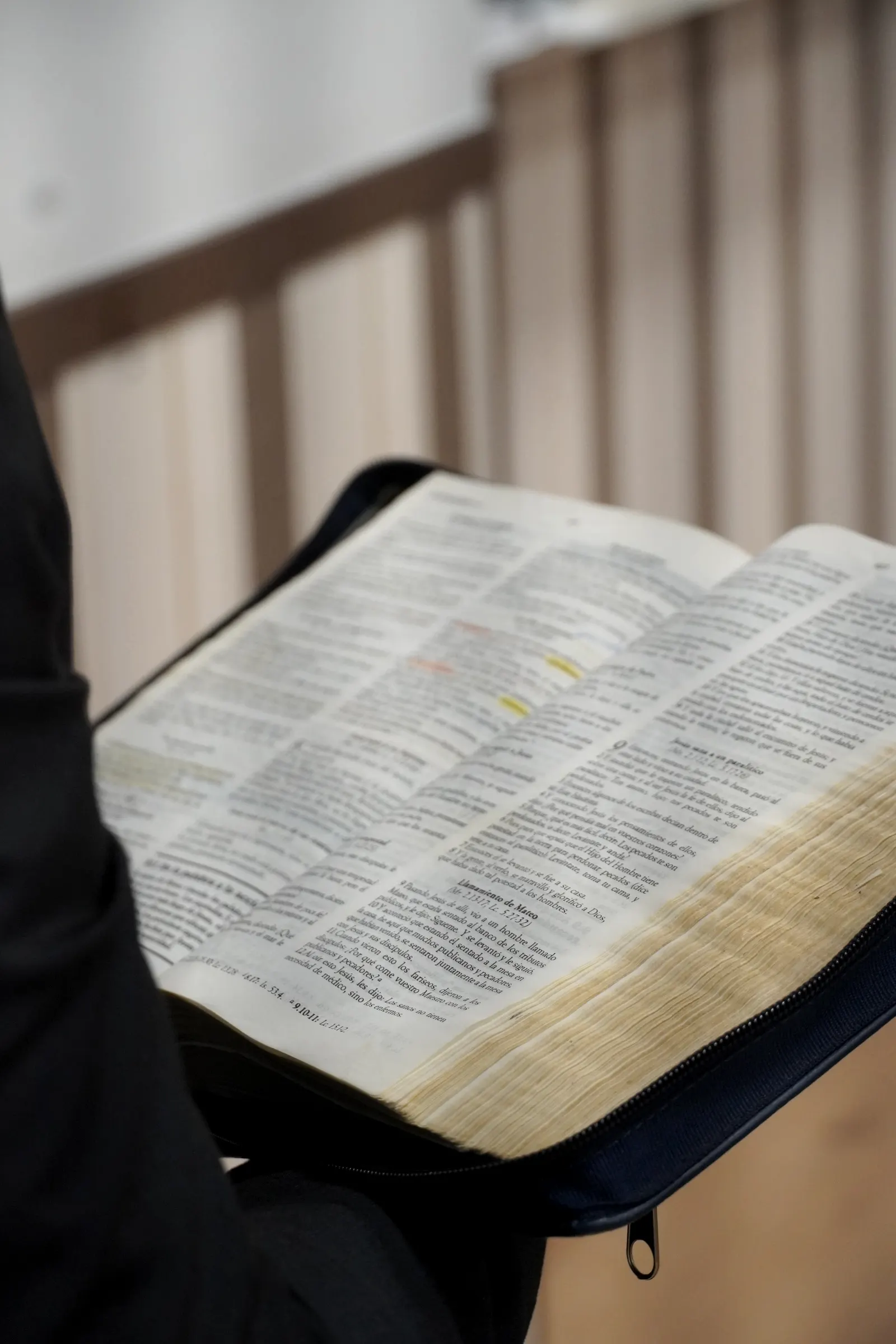 Páginas de una Biblia abierta con versículos subrayados