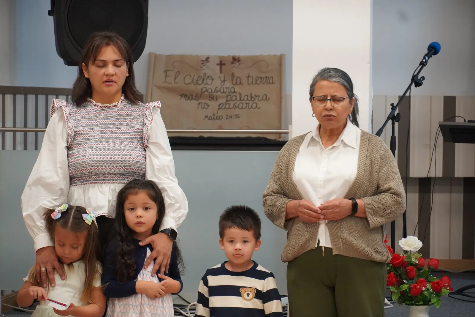Una familia con sus hijos durante el culto