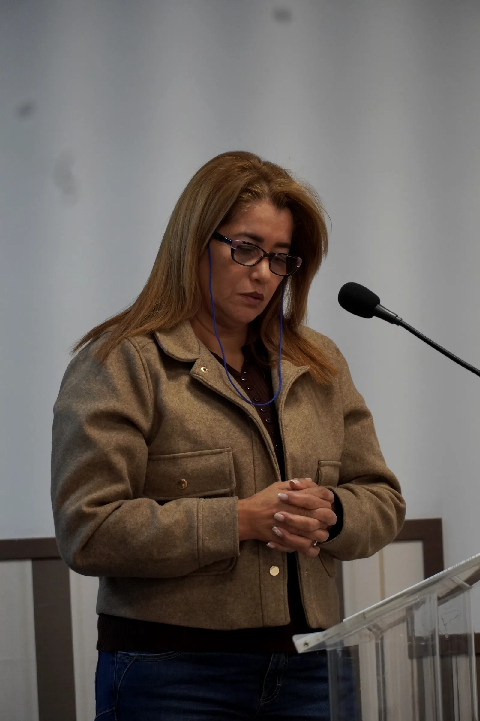 Una hermana lee ante el micrófono