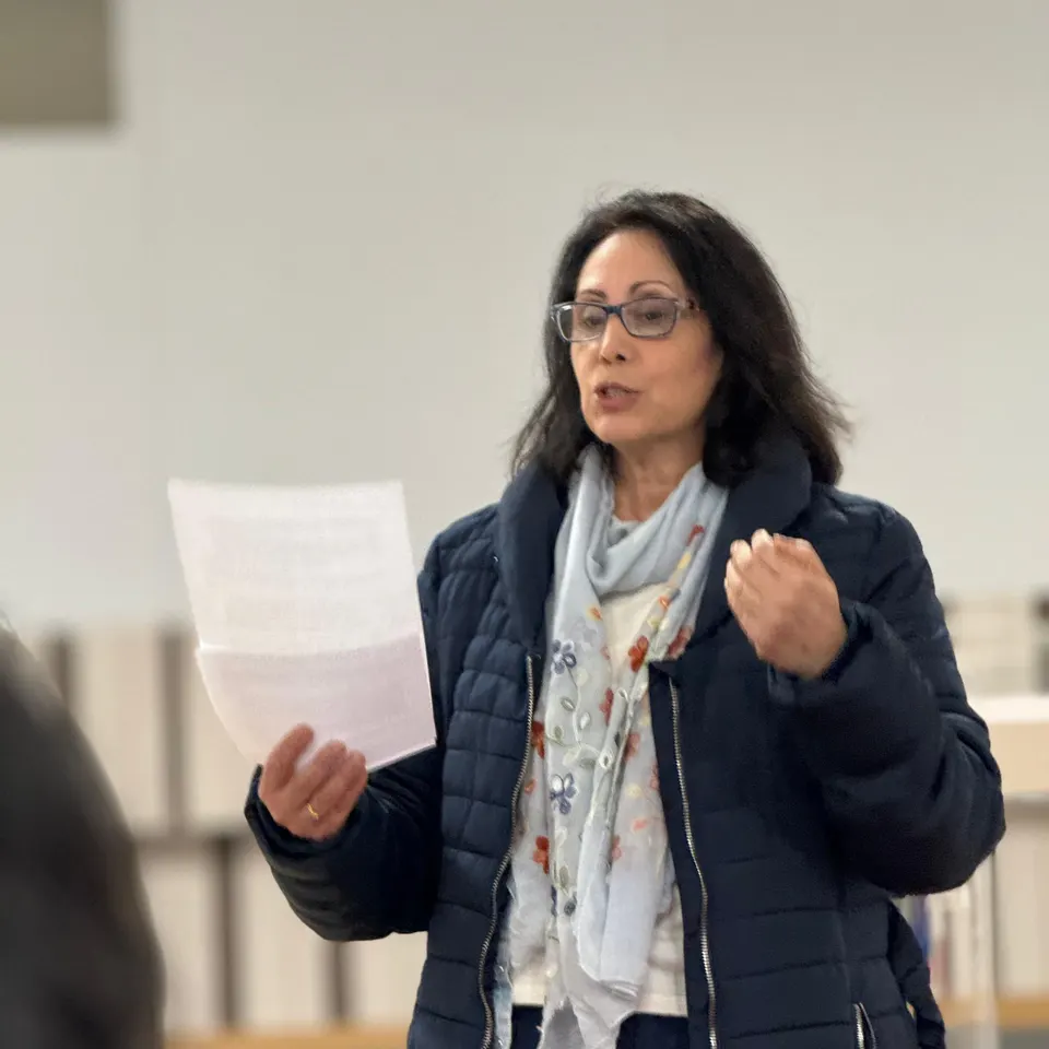 Una hermana lee un texto en voz alta durante la reunión