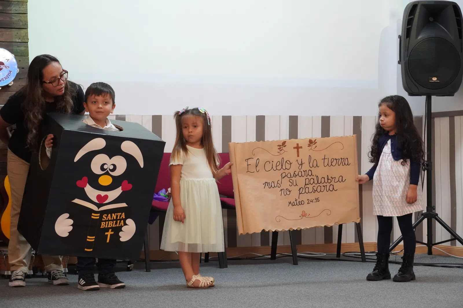 Los niños de la Escuela Dominical presentan una actuación